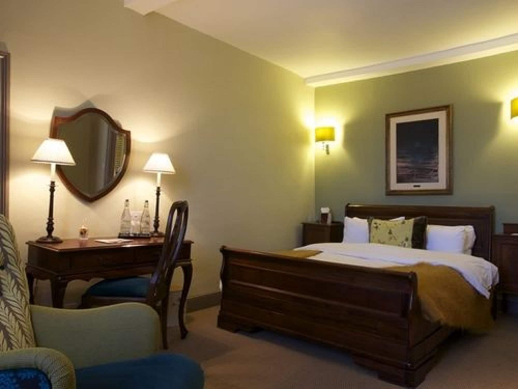 The Feathers Hotel 4*