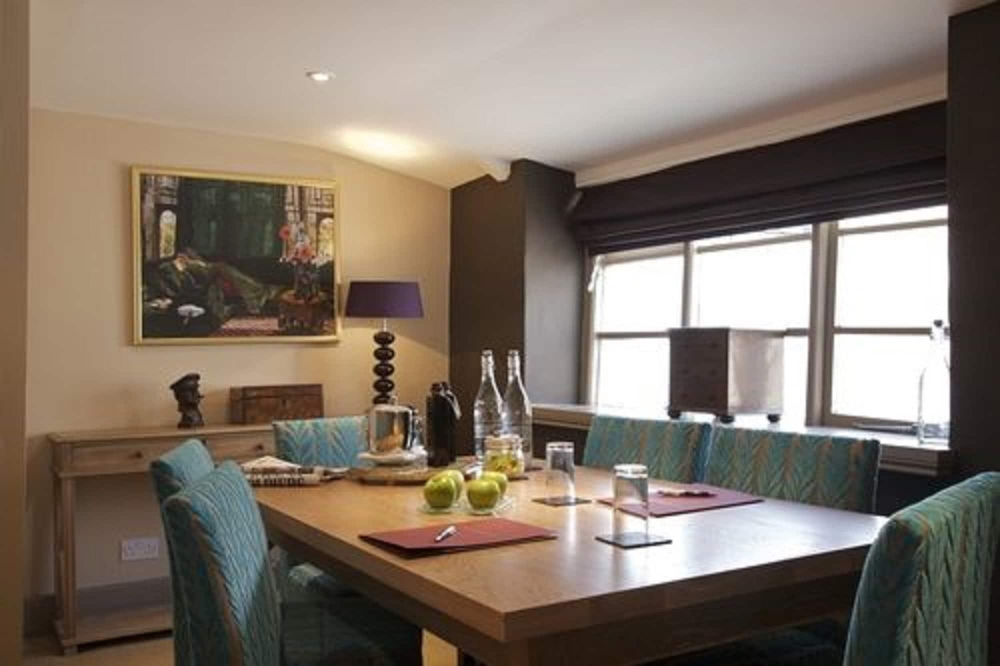 Hotel The Feathers